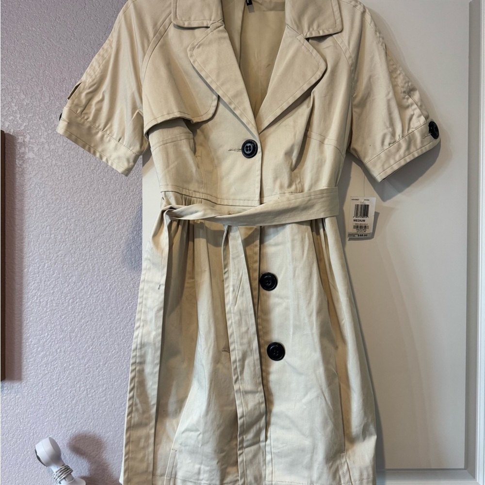 Cream Trench Coat with Classic Design and Belt